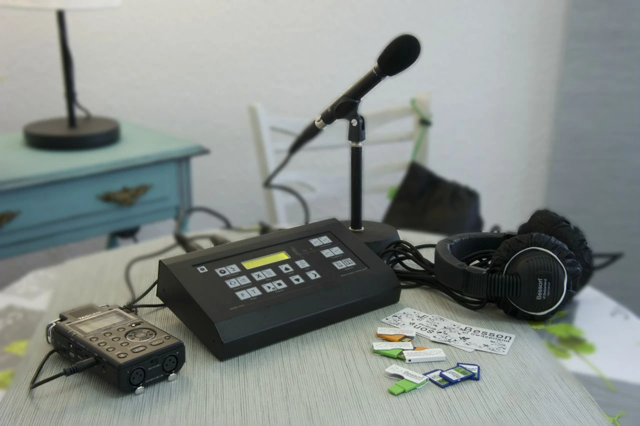 Oreille électronique Besson® sur table